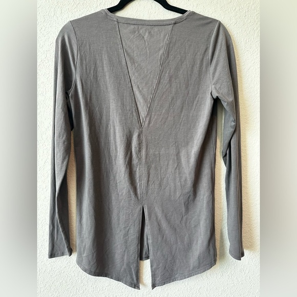 Athleta Size Women's Light Gray Long Sleeve Tee - Picture 3 of 10